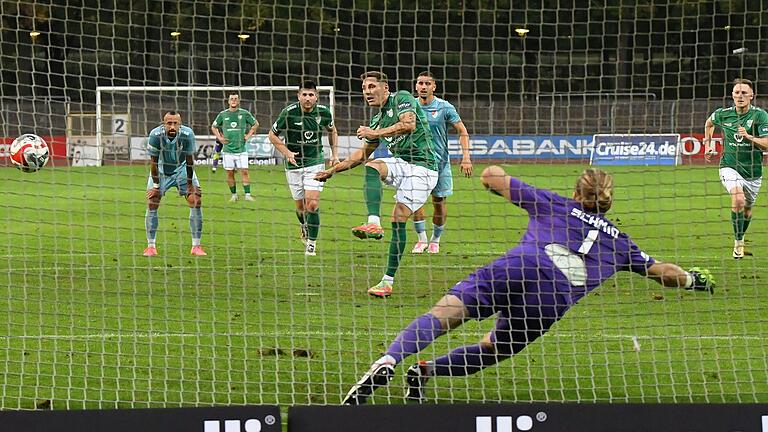 Die 1:0-Führung für Schweinfurt: Martin Thomann schickt Türkgücüs Keeper Julius Schmid in die falsche Ecke und verwandelt einen Handelfmeter. Die 1:0-Führung für Schweinfurt: Martin Thomann schickt Türkgücüs Keeper Julius Schmid in die falsche Ecke und verwandelt einen Handelfmeter.