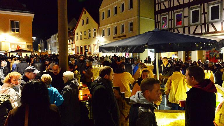 Hier trifft man sich: Tausende Besucherinnen und Besucher bevölkern bei der Erlebnisnacht die Innenstadt von Mellrichstadt. Hier trifft man sich: Tausende Besucherinnen und Besucher bevölkern bei der Erlebnisnacht die Innenstadt von Mellrichstadt.