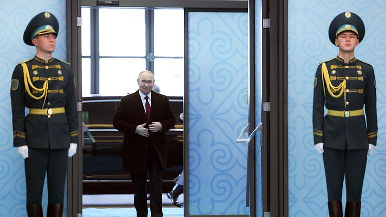 Kremlchef Putin in Kasachstan - Bei einer Sitzung des Militärbündnisses OVKS droht Kremlchef Putin weitere Schläge mit seiner neuen ballistischen Rakete an. Kremlchef Putin in Kasachstan - Bei einer Sitzung des Militärbündnisses OVKS droht Kremlchef Putin weitere Schläge mit seiner neuen ballistischen Rakete an.