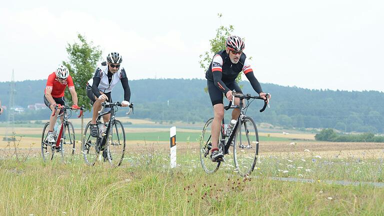 Rennradfahrer auf der Landstraße (Symbolfoto) Rennradfahrer auf der Landstraße (Symbolfoto)