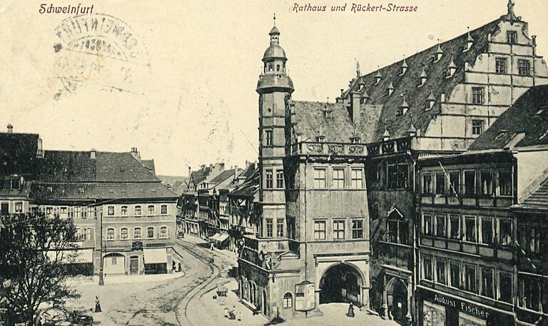 Prachtvoller Renaissancebau, der selbst den Zweiten Weltkrieg überstanden hat: Das Rathaus auf einer Postkarte von 1918, gedruckt von der "Graph. Verlagsanstalt GmbH Dresden-Blasewitz". Prachtvoller Renaissancebau, der selbst den Zweiten Weltkrieg überstanden hat: Das Rathaus auf einer Postkarte von 1918, gedruckt von der "Graph. Verlagsanstalt GmbH Dresden-Blasewitz".