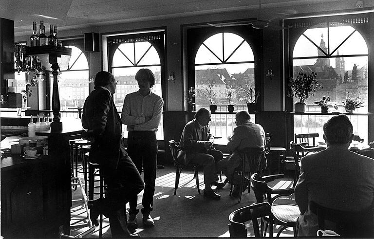Caféhaus-Atmosphäre im 'Brückenbäck': Der grandiose Ausblick auf die Brückenheiligen, das Rathaus und den Dom tun dazu noch das ihre, hieß es im Eröffnungsjahr 1981 unter diesem Foto. Caféhaus-Atmosphäre im 'Brückenbäck': Der grandiose Ausblick auf die Brückenheiligen, das Rathaus und den Dom tun dazu noch das ihre, hieß es im Eröffnungsjahr 1981 unter diesem Foto.
