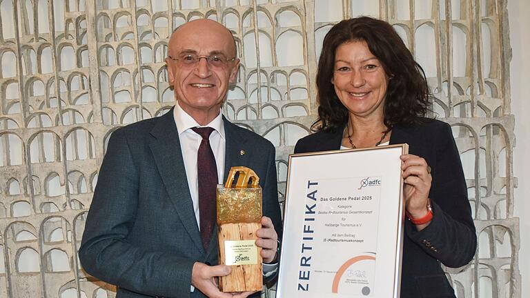 Freuen sich über den Award: Landrat Wilhelm Schneider und die Geschäftsführerin des Haßberge Tourismus e.V., Susanne Volkheimer.