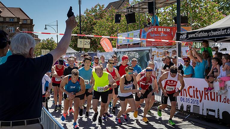 Start zum Main-City-Run 2018 am Schillerplatz. Heuer ist am 5. Mai der Marktplatz Start/Ziel-Punkt. Und es gibt ein paar weitere Neuerungen. Start zum Main-City-Run 2018 am Schillerplatz. Heuer ist am 5. Mai der Marktplatz Start/Ziel-Punkt. Und es gibt ein paar weitere Neuerungen.