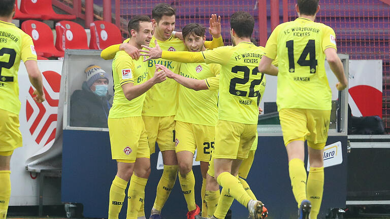 Torschütze Marvin Pieringer (2.v.l) feiert seinen Treffer zur 2:1-Führung der Würzburger Kickers beim VfL Osnabrück mit seinen Teamkollegen (von links) David kopacz, Dominik Meisel, Daniel Hägele und Hendrik Hansen. Torschütze Marvin Pieringer (2.v.l) feiert seinen Treffer zur 2:1-Führung der Würzburger Kickers beim VfL Osnabrück mit seinen Teamkollegen (von links) David kopacz, Dominik Meisel, Daniel Hägele und Hendrik Hansen. 