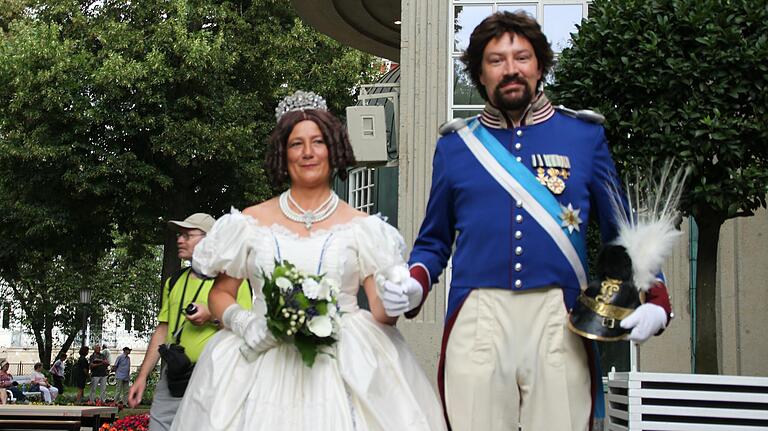 Königin Therese von Bayern (Sabine Rustler) und König Ludwig I. von Bayern (Holger Buczynski). Königin Therese von Bayern (Sabine Rustler) und König Ludwig I. von Bayern (Holger Buczynski).