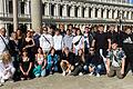 Das Foto zeigt die Klasse 10Ra des FLSH Schloss Gaibach auf dem Markusplatz in Venedig zusammen mit ihrem Klassenleiter Jürgen Baumgartl.