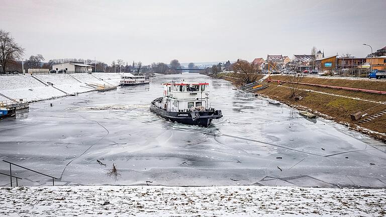 Eisbrecher 'Von Grassmann' schiebt sich durch den Haßfurter Hafen. Eisbrecher 'Von Grassmann' schiebt sich durch den Haßfurter Hafen.
