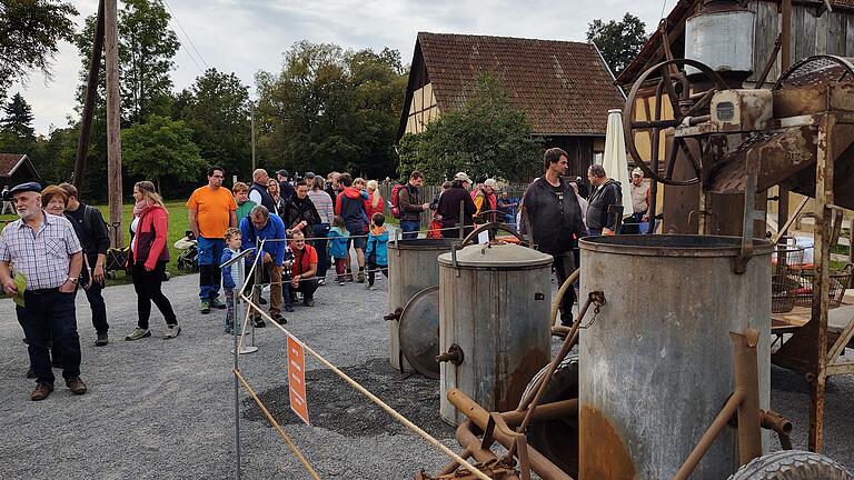 Der funktionsfähige Kartoffeldämpfer 'Herkules' vor der Hofstelle aus Bahra, war eine der vielen Attraktionen, die am Herbstfest im Fränkischen Freilandmuseum Fladungen zu erleben waren.