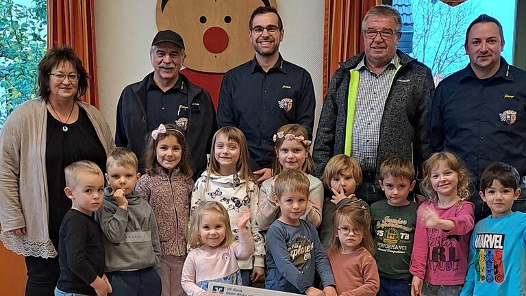 Das Foto zeigt: (hinten von links) Cornelia Herbert (Kindergartenleitung), Bernd Seyd (Orga-Leiter Hauenstein-Bergrennen), Jochen Seyd (1. Vorstand MSC Rhön), Friedolin Link (Bürgermeister Hausen) sowie Michael Prinz (stv. Orga-Leiter Hauenstein-Bergrennen) mit einem Teil der Kindergartenkinder.