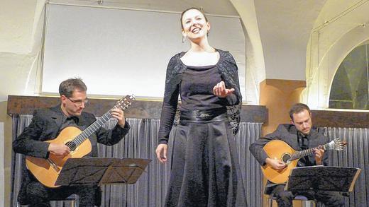 Liebesfreud und Liebesleid: Mit Bündnis und Begehren des Fado verzauberte das Trio &bdquo;Fado Sul&ldquo; mit Daniela Bauer, André Herteux (links) und Luis Hölzl sein Publikum.