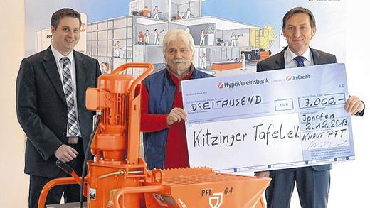 Spenden statt Geschenke       -  (zis)   &bdquo;Spenden statt Weihnachtsgeschenke&ldquo; &ndash; unter diesem Motto spendet der Baumaschinenhersteller Knauf PFT GmbH & Co. KG aus Iphofen, ein Unternehmen der Knauf Gruppe, seit vielen Jahren an den Firmenstandorten im In- und Ausland an soziale Einrichtungen, um Bedürftige zu unterstützen. Für viele kaum vorstellbar, wächst auch in Deutschland zunehmend die Armut und Anzahl der Menschen, die Tag für Tag Hunger leiden müssen. Deshalb hat man sich in diesem Jahr für eine Spende an die Kitzinger Tafel entschieden, die Bedürftige im Landkreis betreut. Über die Spende von 3000 Euro freut sich Manfred Seigner von der Kitzinger Tafel (Mitte) bei der Scheckübergabe mit York Falkenberg, Geschäftsführer Knauf PFT (rechts), und Marketingleiter Benedikt Schneider (links).