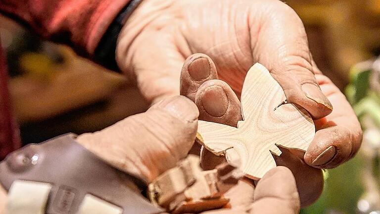 Ob der auch fliegt? Ein Schmetterling aus Holz.