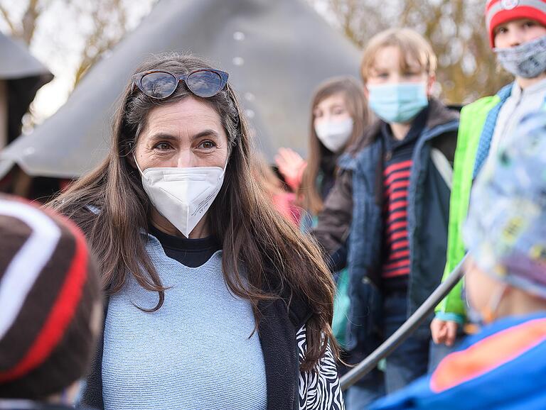 Marion Neuendorf aus Würzburg, von der Bühne in den Waldorfhort  Singen mit dem Publikum beim Auftritt, singen mit anderen Menschen im Singkreis, singen mit den Kindern in der Waldorfschule. Das Singen in der Gruppe ist Marion Neuendorf sehr wichtig: „Es verbindet und schafft Harmonie“, erklärt die studierte Sängerin. Seit Ausbruch der Pandemie ist das Singen allerdings verrufen. Gerade in der Gruppe. Am Freitag, den 13. März 2020, ist damit offiziell Schluss. „Von einem Tag auf den anderen ging gar nichts mehr“, sagt Neuendorf. „Kreative Menschen, kreative Überlebensideen“, denkt sich die Musikerin und startet eine Werbeaktion: Unter dem Motto „Ich will nicht am Hungerbuch nagen“ verkauft sie einen Band mit eigenen Gedichten. Die Aktion rettet sie über die finanzielle Durststrecke. Zumal die staatliche Soforthilfe auf sich warten lässt. Im Sommer zeichnet sich ab, dass Singen in geschlossenen Räumen weiter nicht mit den Hygienebestimmungen vereinbar sein wird. Die Volkshochschule sagt ihre Kurse ab. An Auftritte ist nicht zu denken. Neuendorf bewirbt sich für eine Stelle in der Waldorfschule. Und es klappt. Ein Job in der verlängerten Mittagsbetreuung. Die Kinder lieben sie. Das spürt man. „Das macht Spaß und sichert die finanzielle Basis“, sagt Neuendorf.