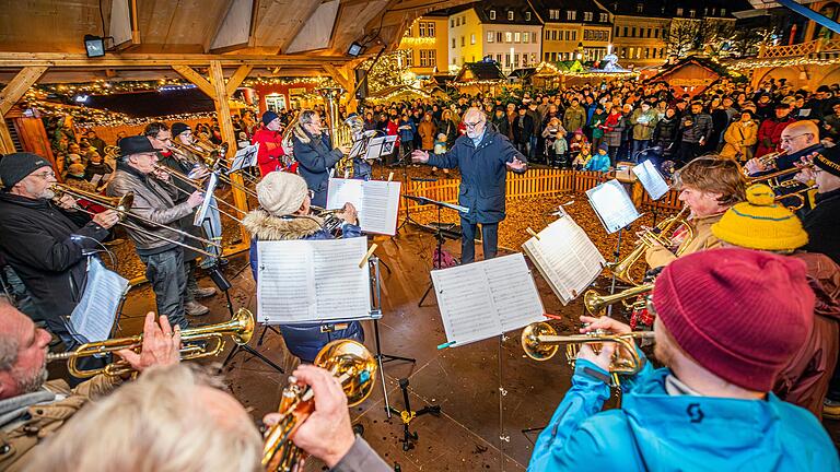 Eine schöne und geliebte Tradition an Heiligabend: Das Konzert des Evangelischen Posaunenchors am Schweinfurter Marktplatz.&nbsp;