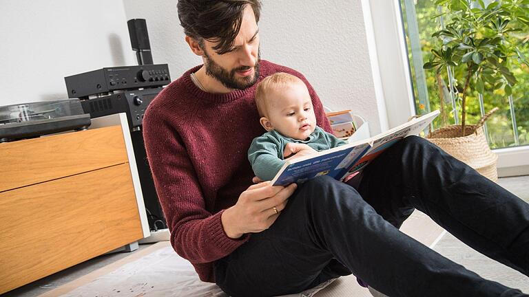 Mann mit Kind auf dem Schoß.jpeg - Unter bestimmten Voraussetzungen können Eltern nach der Geburt ihres Kindes Elterngeld bekommen. Mann mit Kind auf dem Schoß.jpeg - Unter bestimmten Voraussetzungen können Eltern nach der Geburt ihres Kindes Elterngeld bekommen.