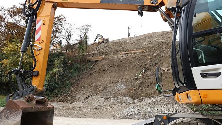 Hier ist etwas ins Rutschen geraten: Die Großbaustelle der Bahn an der Staatsstraße zwischen Kitzingen und Mainstockheim wird wohl noch Monate dauern.