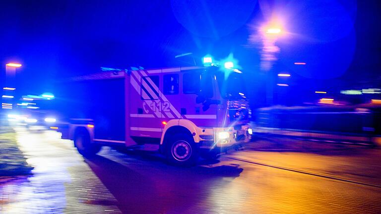 Bei einem Fahrzeugbrand in Bad Mergentheim ist am Montagabend eine Person verstorben.