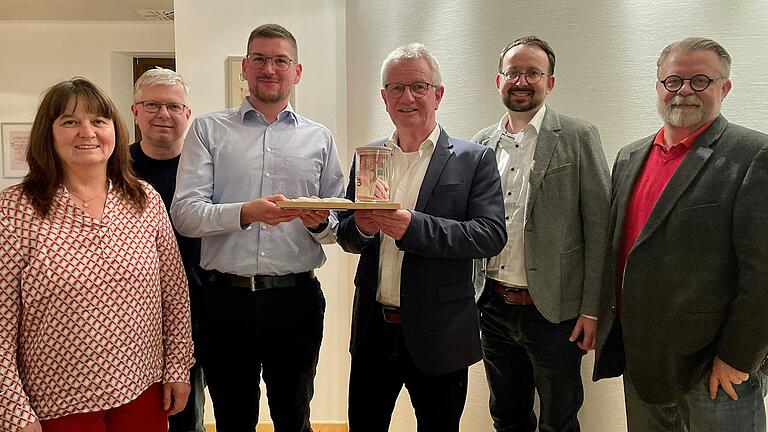 Mäuse zum Abschied, damit die Rücklagen nie ausgehen: Stellvertretend für die Fraktionen im Stadtrat Bad Neustadt überreichten (von links) Angelika Högn-Kößler (Grüne), Stefan Schön (Freie Wähler), Jannis Heller (SPD), Bastian Steinbach (CSU) und Johannes Benkert (Neuschter Liste/FDP) dem scheidenden Kämmerer Andreas Schlagmüller (Dritter von rechts) in der letzten Stadtratssitzung ein Abschiedsgeschenk. Mäuse zum Abschied, damit die Rücklagen nie ausgehen: Stellvertretend für die Fraktionen im Stadtrat Bad Neustadt überreichten (von links) Angelika Högn-Kößler (Grüne), Stefan Schön (Freie Wähler), Jannis Heller (SPD), Bastian Steinbach (CSU) und Johannes Benkert (Neuschter Liste/FDP) dem scheidenden Kämmerer Andreas Schlagmüller (Dritter von rechts) in der letzten Stadtratssitzung ein Abschiedsgeschenk.