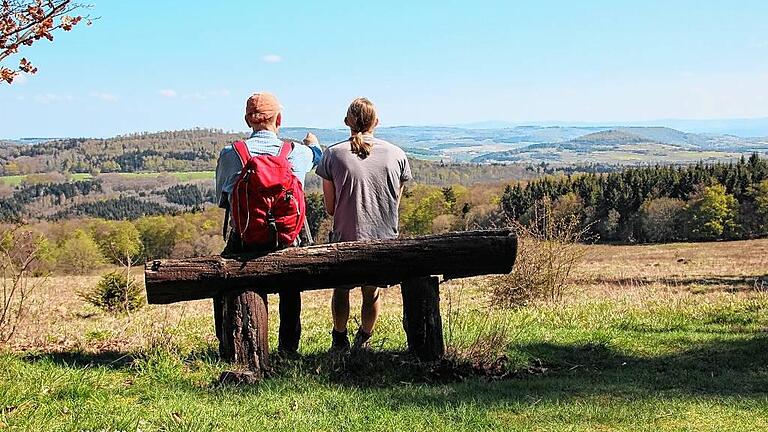 KG-eik Hochrhöner 2 Heimatblilck       -  Der vom Deutschen Wanderinstitut ausgezeichnete Hochrhöner führt über 173 Kilometer von Bad Kissingen nach Bad Salzungen.