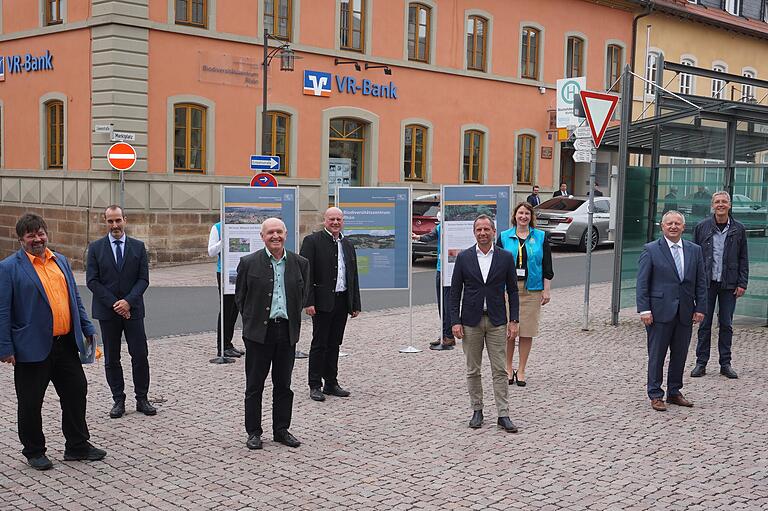 Gruppenbild mit Dame. Antje Voll (dritt von rechts) ist die Leiterin des Biodiversitätszentrums Rhön mit Sitz erste Stock des Gebäudes der VR-Bank direkt am Markplatz.

Mit im Bild von links: Gerald Pittner (MdL), Dr. Christian Mikulla  (Leiter des Landesamts für Umwelt), Landrat Thomas Habermann (Rhön-Grabfeld), Bürgermeister Georg Seiffert, der bayerische Umweltminister Thorsten Glauber, Antje Voll, Landrat Thomas Bold (Bad Kissingen) und Prof. Ingolf Steffan-Dewenter (Universität Würzburg).