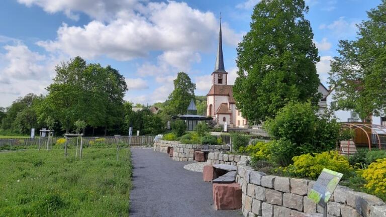 Der NaturSchauGarten Main-Spessart in Himmelstadt zeigt, wie eine attraktive Grünflächengestaltung mit geringem Pflege- und Ressourcenbedarf gelingt.