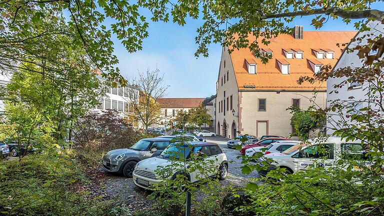 Am Schottenanger soll ein Denkmal für die Opfer der Hexenverfolgung errichtet werden. Bäume und der Wegfall einiger Parkplätze sollen für eine neue Aufenthaltsqualität sorgen.