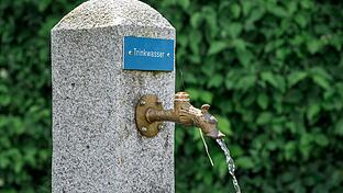 Seit drei Jahren wird in Bayern über die Einführung einer Abgabe auf den Wasserverbrauch diskutiert. Ein Konzept von CSU und Freie Wählern im Landtag stößt jedoch auf Widerspruch bei den Kommunen.