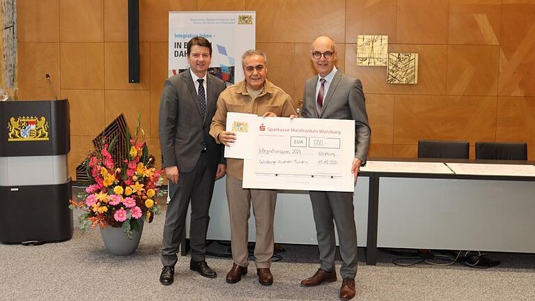 Der Sonderpreis ging an das Projekt 'Würzburger Moscheen Bündnis'. Im Bild (von links): Staatssekretär Sandro Kirchner,&nbsp; Ahmet Bastürk und Regierungsvizepräsident Jochen Lange.