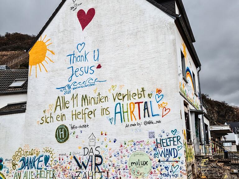 Dankbarkeit an die Helfer im Krisengebiet, verewigt auf einer Hauswand in der Ahrgemeinde Dernau. Dankbarkeit an die Helfer im Krisengebiet, verewigt auf einer Hauswand in der Ahrgemeinde Dernau. 