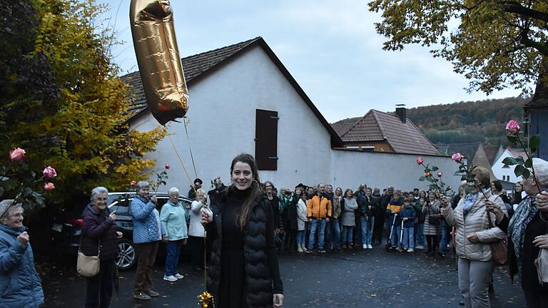 Halb Aschfeld war auf den Beinen um Lea Wagner, der frischgebackenen Deutschen Meisterin im Bäcker- und Konditorenhandwerk, die ihr gebührende Ehrung zukommen zu lasen. Dabei durchschritt Lea ein Rosenspalier.