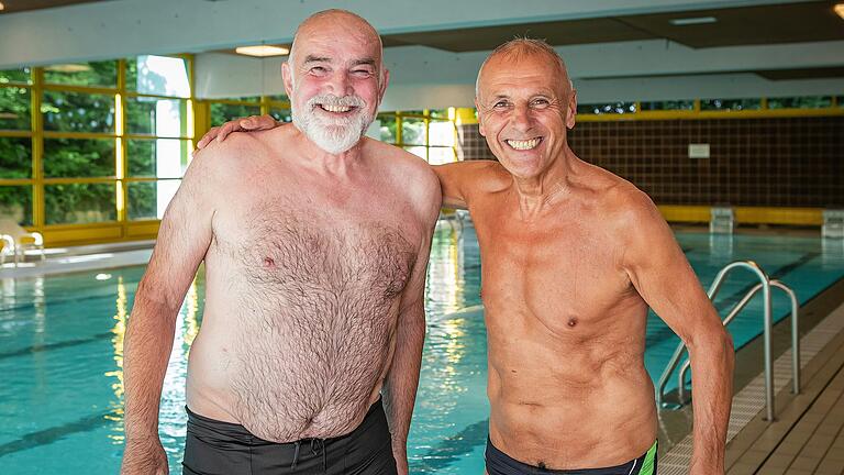 Die Bademeister&nbsp; Jürgen Zink (links) und&nbsp;Hermann Weickert&nbsp;beim Schwimmtraining im Hallenbad in Dettelbach.