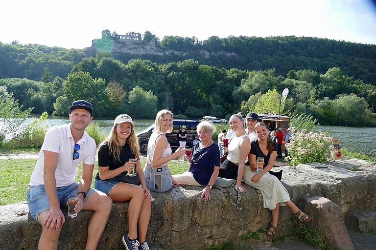 Mit Wein oder Traubensaftschorle genossen die Besucherinnen und Besucher den schönen Sommerabend am Mainmäuerle.