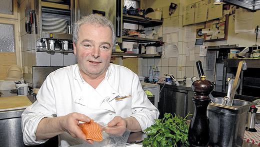 Außergewöhnliche Idee: Stachelpächter Richard Huth verpackt den Lachs für das Spülmaschinenmenü in geruchsneutrales Plastik.