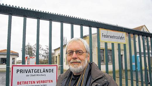 Vor dem Tor des Hubland-Areals: Autor Roland Flade