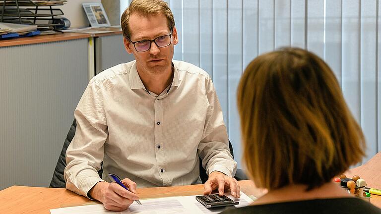 Wie viel Rente könnte es eines Tages geben? Bei einem Altersvorsorge-Gespräch bei der Deutschen Rentenversicherung (DRV) kann man sich kostenlos beraten lassen. Im Bild Bernd Resenberger, Berater bei der DRV Nordbayern in Würzburg.