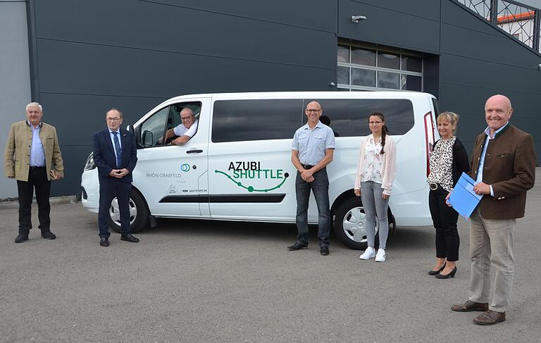 Am Dienstag, 1. September, pünktlich zum  diesjährigen offiziellen Ausbildungsbeginn, ging im Landkreis Rhön-Grabfeld der Azubi-Shuttle an den Start. Auch Katharina Gorbach (3. von rechts) aus Aub, die bei der Firma Metallbau Engelmann in Wollbach den Beruf einer Kauffrau für Büromanagement erlernt, greift auf den Service des Shuttles zurück. Auf dem Bild (weiter von links): Kreishandwerksmeister Bruno Werner, Handwerkskammerpräsident Walter Heußlein, Busfahrer Mathias Brüderlein, Klaus und Jutta Engelmann sowie Landrat Thomas Habermann.