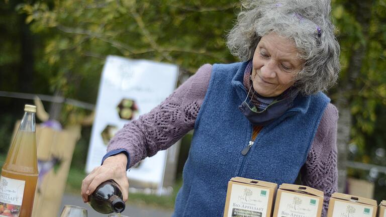 Beim Bauernmarkt in Wernfeld: Andrea Leipelt von der Streuobstgenossenschaft.