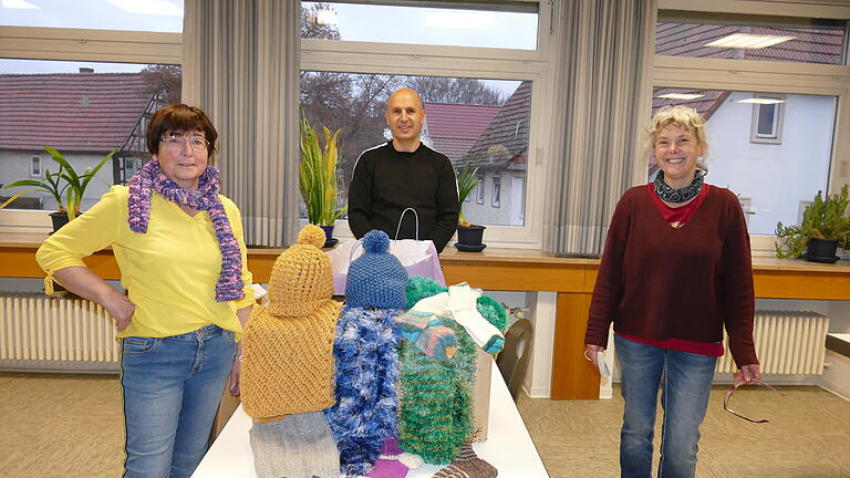 Matthias Geis, der Hausmeister der Mittelschule Mellrichstadt, nahm die gespendeten Strickwaren des Mellrichstädter Seniorenklubs in Empfang, die weitergeleitet werden an Bedürftige in Rumänien. Mit im Bild die Vorsitzende des Seniorenklubs, Susanne Zimmer (rechts) und ihre Stellvertreterin Marita Heid.