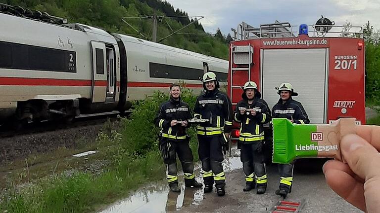 Herzlich empfangen wurden am Sonntagabend die Einsatzkräfte der Burgsinner Feuerwehr, die zu einem Brand in einem ICE gerufen worden waren. Die Übeltäterin: Eine Zimtschnecke! Herzlich empfangen wurden am Sonntagabend die Einsatzkräfte der Burgsinner Feuerwehr, die zu einem Brand in einem ICE gerufen worden waren. Die Übeltäterin: Eine Zimtschnecke!