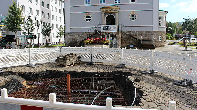 In einer Flucht mit dem Brunnen und der Eingangstüre des alten Rathauses soll der neue Zunftbaum im November aufgestellt werden. Aktuell arbeitet der städtische Bauhof am Fundament.       -  In einer Flucht mit dem Brunnen und der Eingangstüre des alten Rathauses soll der neue Zunftbaum im November aufgestellt werden. Aktuell arbeitet der städtische Bauhof am Fundament.