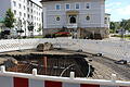 In einer Flucht mit dem Brunnen und der Eingangstüre des alten Rathauses soll der neue Zunftbaum im November aufgestellt werden. Aktuell arbeitet der städtische Bauhof am Fundament.       -  In einer Flucht mit dem Brunnen und der Eingangstüre des alten Rathauses soll der neue Zunftbaum im November aufgestellt werden. Aktuell arbeitet der städtische Bauhof am Fundament.