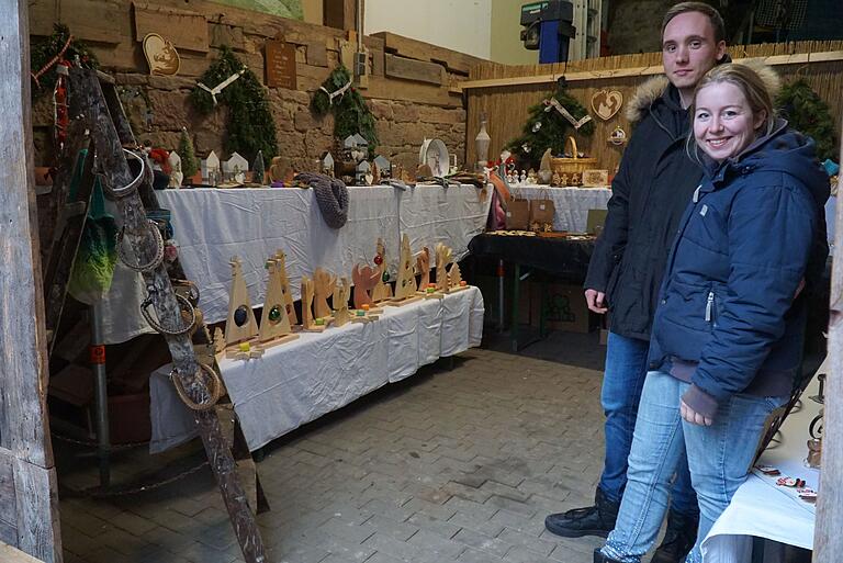 Leonie Eidel mit Freund vor dem Scheuneneingang mit weihnachtlichen Dekorationsartikel Leonie Eidel mit Freund vor dem Scheuneneingang mit weihnachtlichen Dekorationsartikel