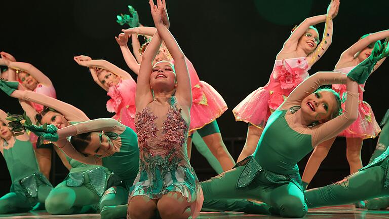 Kindgerecht, mit graziösen Bewegungsabläufen im Rhythmus der Musik wird der Tanzsport bereits in jungen Jahren vermittelt. Dies zeigte die Schautanzgruppe der Tanzsportabteilung der DJK Unterspiesheim am Gala-Abend mit ihrer Aufführung 'Die Magie des Waldes'.
