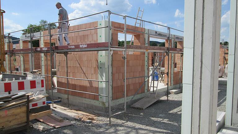 Am neuen Kindergarten in Elfershausen sind die Bauarbeiten im Zeitplan. Bürgermeister Johannes Krumm vermutet, dass Mitte Juli das Dach aufgesetzt werden kann. Foto: Winfried Ehling       -  Am neuen Kindergarten in Elfershausen sind die Bauarbeiten im Zeitplan. Bürgermeister Johannes Krumm vermutet, dass Mitte Juli das Dach aufgesetzt werden kann. Foto: Winfried Ehling