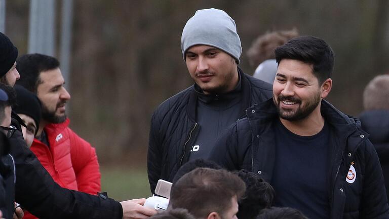 Tolga Arayici (rechts) ist Spielertrainer beim FV Ülkemspor Kitzingen. Der A-Klassen-Erste steht kurz vor dem Gewinn der Meisterschaft, dem größten Erfolg des Klubs seit Bestehen.