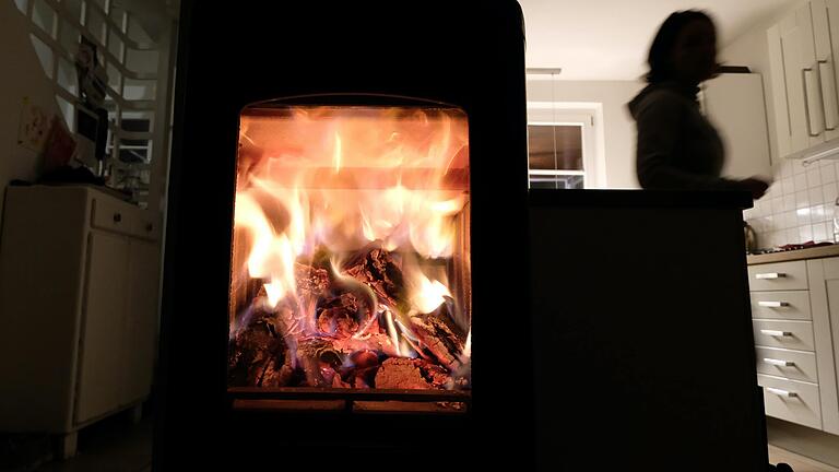 Was gerade noch gemütlich knistert, kann im nächsten Moment gefährlich werden: Holzöfen sollten besser nicht selbst angeschlossen werden - sonst könnte sich giftiges Kohlenmonoxid ausbreiten.