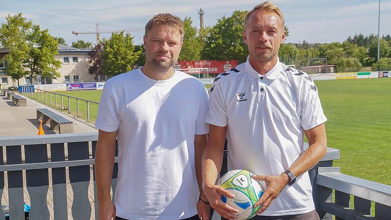 Christoph Fischer (rechts) und Marcus Lockner wollen als neues Trainer-Duo den Fußball-Kreisligisten TSV Bad Königshofen wieder in ruhigere Fahrwasser führen.