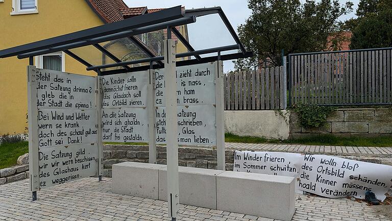 Wurde diesmal statt mit einem eigenen Wagen als eigene Skulptur 'geehrt': die neue Dornheimer Bushaltestelle.