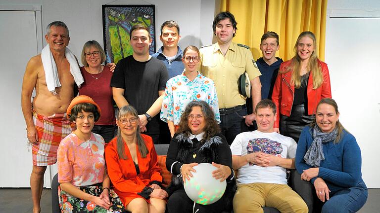 Die Theatergruppe Geroldshausen nach der Premiere (vorne sitzend: Melanie Ziegler, Heidi Schmitt, Fotini Holler, Ralf Schober, Birgit Krämer; hinten stehend: Wolfgang Holler, Eva Baumann, Mikka Bamberger, Michael Flörchinger, Ellen Aksoy, Adrian Iwinski, Alexander Schulgowski, Victoria Baumer. Die Theatergruppe Geroldshausen nach der Premiere (vorne sitzend: Melanie Ziegler, Heidi Schmitt, Fotini Holler, Ralf Schober, Birgit Krämer; hinten stehend: Wolfgang Holler, Eva Baumann, Mikka Bamberger, Michael Flörchinger, Ellen Aksoy, Adrian Iwinski, Alexander Schulgowski, Victoria Baumer.